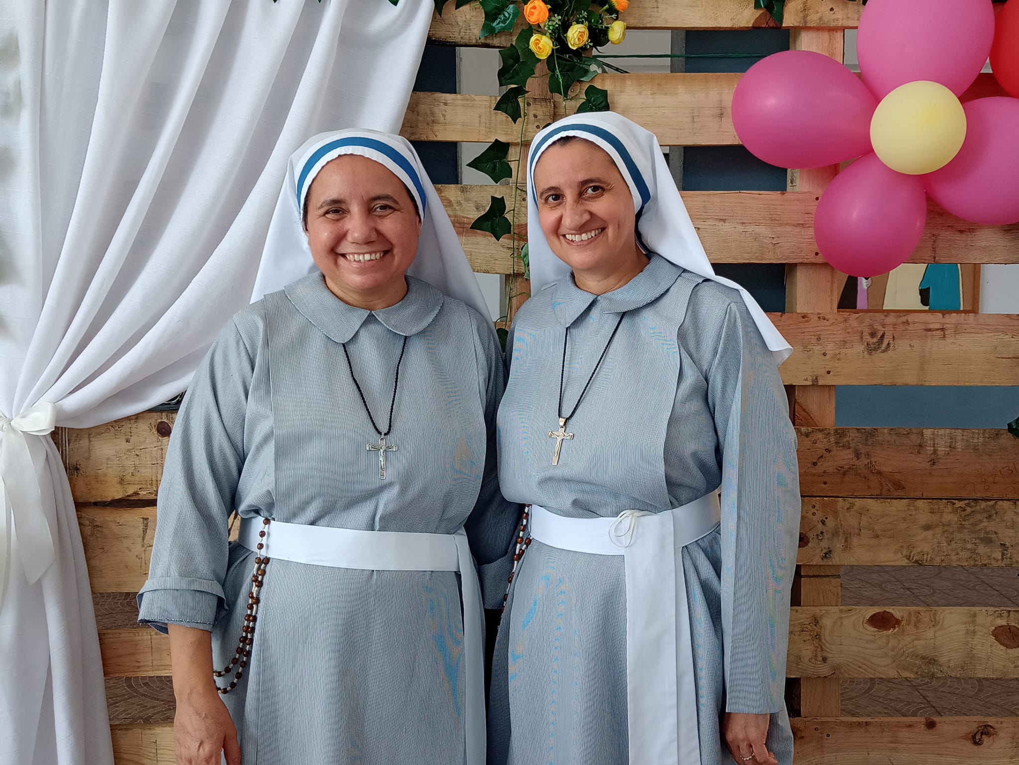 Dos hermanas sonriendo durante un encuentro