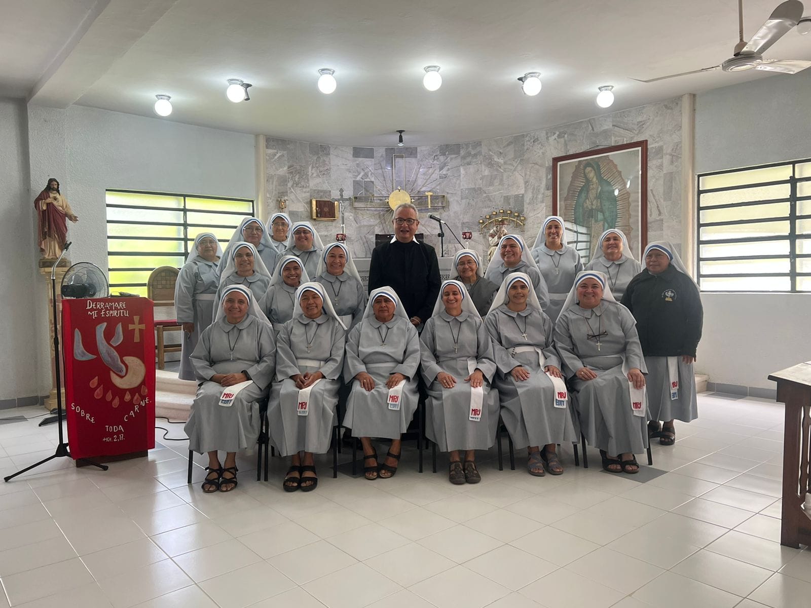Hermanas reunidas en la capilla
